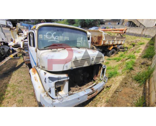 Foto de CARGA / CAMINHAO M.B./M.BENZ L 1113, 1985/1985, DIESEL, BRANCA, CHASSI: 34404312666224, RENAVAM: 00248285149, NO ESTADO EM QUE SE ENCONTRA. MOTOR AVARIADO. CHASSI SEM IMPLEMENTO. ESTA SEM O EIXO TRASEIRO E SEM AS RODAS TRASEIRAS.