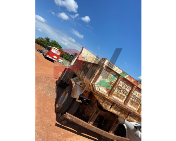 Foto de CAR/CAMINHÃO BASCULANTE FORD/CARGO1717 E, DIESEL,  ANO/MOD 2006/2006, COR BRANCA, NO ESTADO EM QUE SE ENCONTRA.