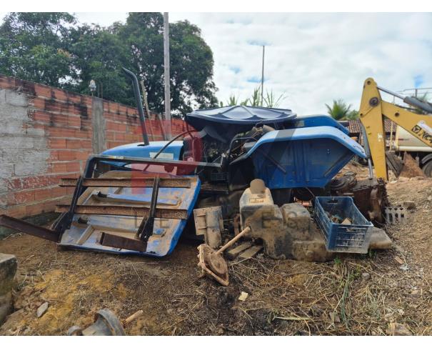 Foto de LOTE CONTENDO  TRATOR NEW HOLLAND DESMONTADO, NO ESTADO EM QUE SE ENCONTRA.