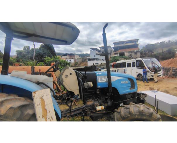 Foto de LOTE CONTENDO 01 TRATOR LS 80, Nº DE SÉRIE: 1080000189, NO ESTADO EM QUE SE ENCONTRA.