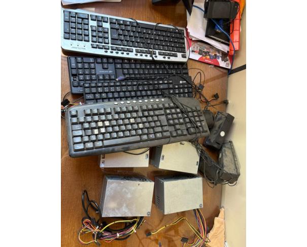 Foto de LOTE CONTENDO ELETRÔNICOS, TAIS COMO: NOTEBOOK, TELEVISÃO, IMPRESSORA, TECLADOS, ENTRE OUTROS.