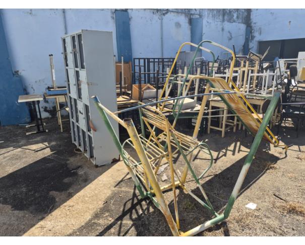 Foto de LOTE CONTENDO SUCATAS DIVERSAS, MOBILIÁRIO (CADEIRAS, ARMÁRIOS) EQUIPAMENTOS DIVERSOS, HOSPITALARES, DENTRE OUTROS, NO ESTADO EM QUE SE ENCONTRAM. 