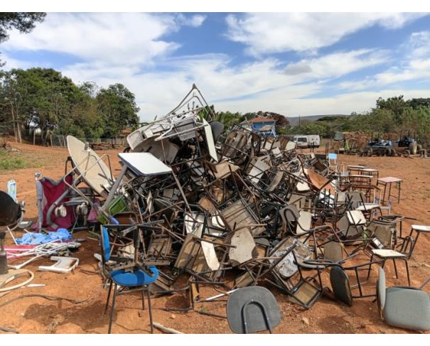 Foto de LOTE CONTENDO SUCATAS DE CADEIRAS, CARTEIRAS ESCOLARES, ENTRE OUTROS - (LOTE ESCOLAR B), NO ESTADO EM QUE SE ENCONTRAM. 