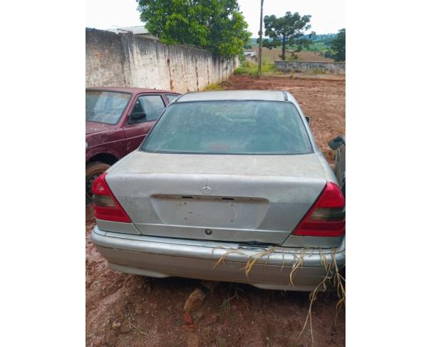 Foto de LOTE CONTENDO SUCATA DE VEÍCULOS, NO ESTADO EM QUE SE ENCONTRA.