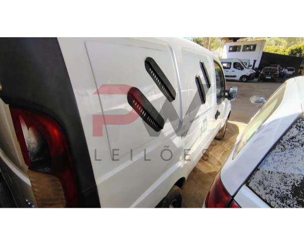 Foto de FIAT/DOBLO CARGO 1.4, ALCOOL/GASOLINA, BRANCA, 2012/2013, CHASSI: 9BD223153D2029282, RENAVAM: 488535620, NO ESTADO EM QUE SE ENCONTRA.