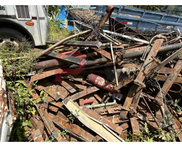 Foto de LOTE CONTENDO SUCATA FERROSA E UMA CAÇAMBA DIANTEIRA DE RETROESCAVADEIRA RANDON E MOLAS, NO ESTADO EM QUE SE ENCONTRA.