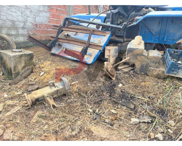 Foto de LOTE CONTENDO  TRATOR NEW HOLLAND DESMONTADO, NO ESTADO EM QUE SE ENCONTRA.