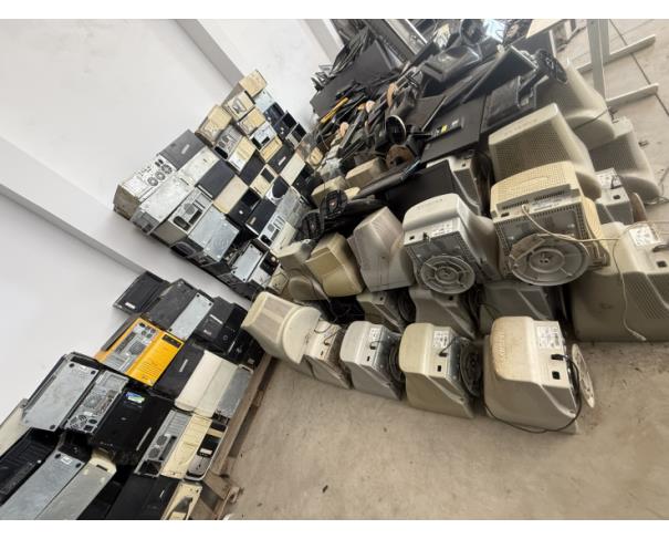 Foto de LOTE CONTENDO SUCATA DE MATERIAIS DE INFORMÁTICA, NO ESTADO EM QUE SE ENCONTRAM.