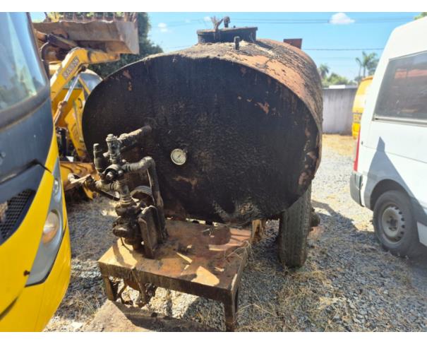 Foto de LOTE CONTENDO UMA CALDEIRA (TANQUE ESPARGIDOR DE ASFALTO), NO ESTADO EM QUE SE ENCONTRA.