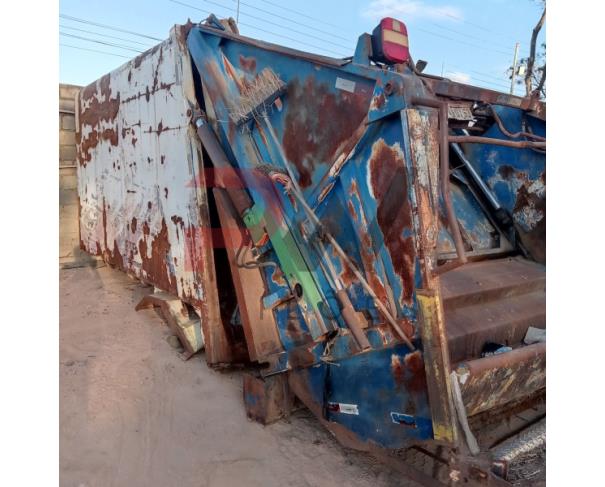 Foto de LOTE CONTENDO UM COMPACTADOR DE LIXO DE CARGA TRASEIRA, MARCA USIMECA, CAPACIDADE VOLUMÉTRICA PARA 15 M³ (QUINZE METROS CÚBICOS). USADO. NO ESTADO EM QUE SE ENCONTRA.