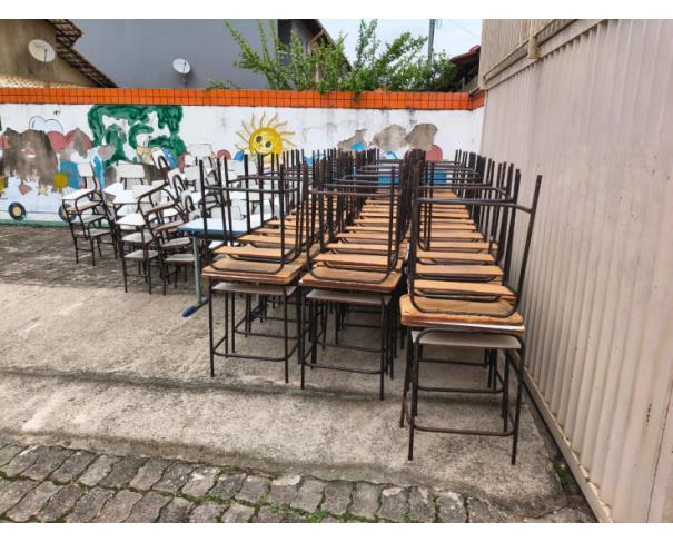 Foto de LOTE CONTENDO MESAS E CADEIRAS ESCOLARES, NO ESTADO EM QUE SE ENCONTRAM.