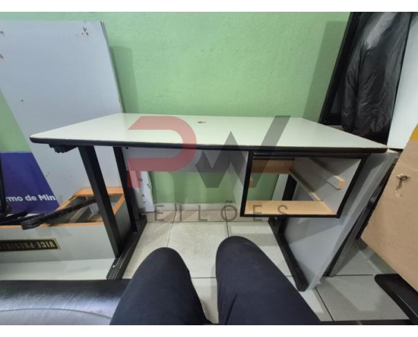 Foto de LOTE CONTENDO MÓVEIS DE ESCRITÓRIO, TAIS COMO: MESAS, ARMÁRIOS E CADEIRAS, NO ESTADO EM QUE SE ENCONTRAM. 