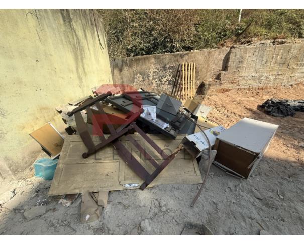 Foto de LOTE CONTENDO SUCATA DE  DIVERSOS BENS, TAIS COMO: MADEIRAS, ARMÁRIOS, COLCHONETES, CADEIRAS, MESAS ESCOLARES, EXTINTORES, VENTILADORES, CADEIRAS DE RODAS, MACAS, BALANÇAS, ENTRE OUTROS, NO ESTADO EM QUE SE ENCONTRAM.