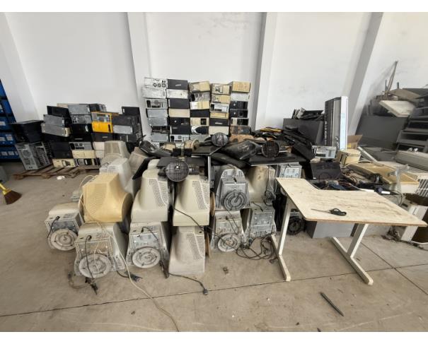 Foto de LOTE CONTENDO SUCATA DE MATERIAIS DE INFORMÁTICA, NO ESTADO EM QUE SE ENCONTRAM.