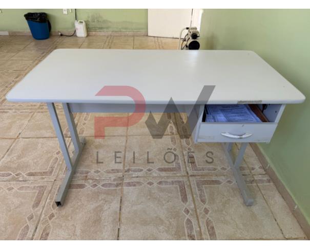 Foto de LOTE CONTENDO MÓVEIS DE ESCRITÓRIO, TAIS COMO: MESAS, ARMÁRIOS E CADEIRAS, NO ESTADO EM QUE SE ENCONTRAM. 