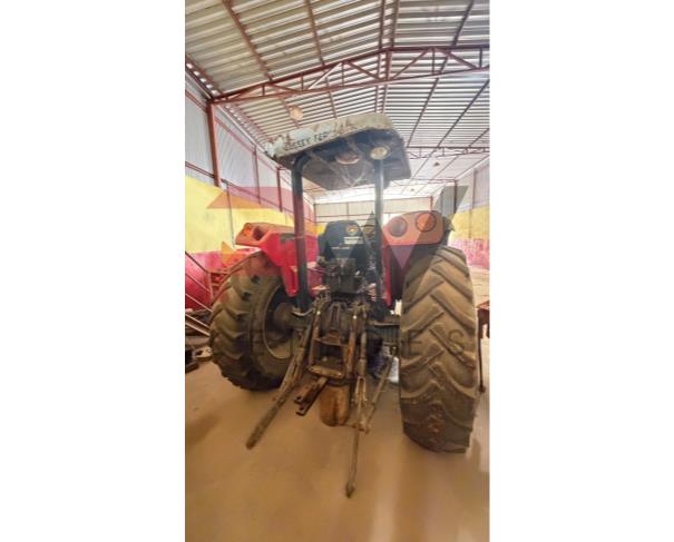 Foto de TRATOR MF4292 - MASSEY FERGUSON, ANO 2011, VERMELHA, NO ESTADO EM QUE SE ENCONTRA. Obs: Sem motor.