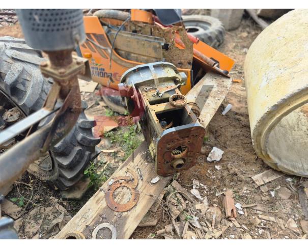 Foto de LOTE CONTENDO  TRATOR BUDNY DESMONTADO,  2015/2015,Nº DE SÉRIE ILEGIVEL,  NO ESTADO EM QUE SE ENCONTRA