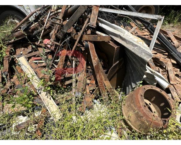 Foto de LOTE CONTENDO SUCATA FERROSA E UMA CAÇAMBA DIANTEIRA DE RETROESCAVADEIRA RANDON E MOLAS, NO ESTADO EM QUE SE ENCONTRA.
