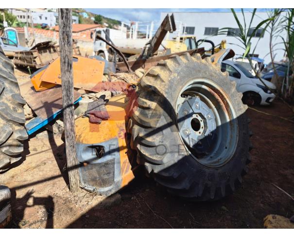 Foto de LOTE CONTENDO TRATOR BUDNY DESMONTADO , 2015/2015, Nº DE SÉRIE: B1S484257,  NO ESTADO EM QUE SE ENCONTRA.