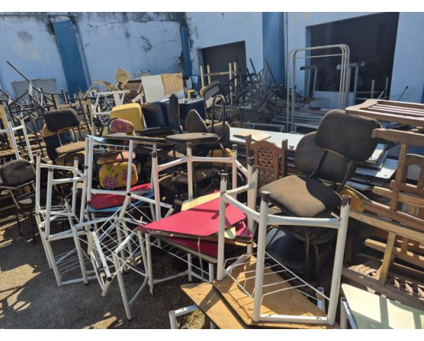 Foto de LOTE CONTENDO SUCATAS DIVERSAS, MOBILIÁRIO (CADEIRAS, ARMÁRIOS) EQUIPAMENTOS DIVERSOS, HOSPITALARES, DENTRE OUTROS, NO ESTADO EM QUE SE ENCONTRAM. 