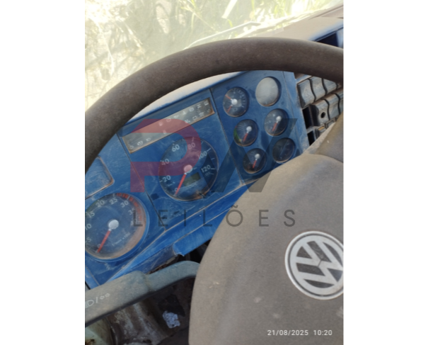 Foto de CARGA / CAMINHAO VW/8.150, 2000/2000, DIESEL, CHASSI: 9BWV2VD23YRY05528, RENAVAM: 00736861688, NO ESTADO EM QUE SE ENCONTRA. MOTOR AVARIADO. ESTA SEM UMA RODA DIANTEIRA.