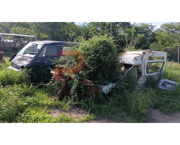 Foto de LOTE CONTENDO SUCATA DE DIVERSOS VEÍCULOS SEM BAIXA (03 ONIBUS, 02 FIORINO, 01 VOYAGE) E 01 LÂMINA DE TRATOR, 01 ROÇADEIRA E 01 CARRETINHA, NO ESTADO EM QUE SE ENCONTRA.