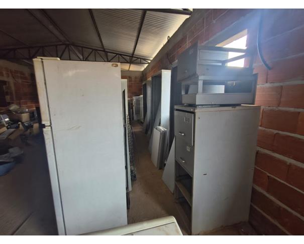 Foto de LOTE CONTENDO SUCATA DE DIVERSOS MATERIAIS TAIS COMO: MESAS, CADEIRAS ESCOLARES, CADEIRAS DE PLÁSTICO, CADEIRAS DE ESCRITÓRIO, ANTENA, MACAS, DIVISÓRIAS DE MADEIRA, PORTAS, ARMÁRIOS DE AÇO, LUMINÁRIAS, FOGÃO INDUSTRIAL, FREEZER VERTICAL, FREEZER HORIZONT