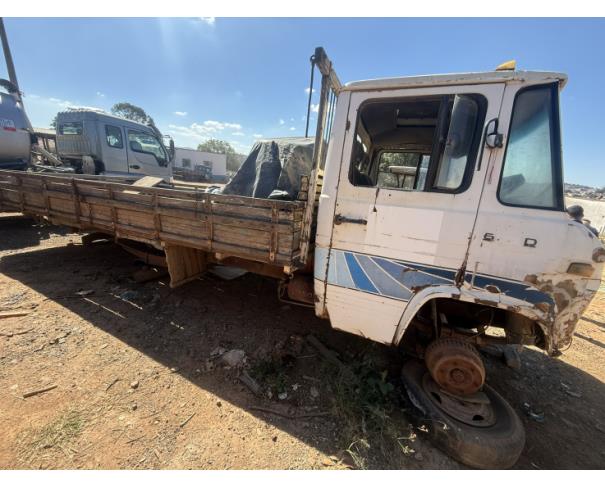 Foto de CAMINHAO, M.BENZ/L 608 D, BRANCA, 1984/1984, DIESEL, CHASSI: 30830212653822, RENAVAM: 00247959189, NO ESTADO EM QUE SE ENCONTRA.