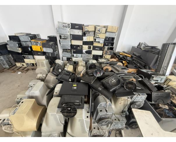 Foto de LOTE CONTENDO SUCATA DE MATERIAIS DE INFORMÁTICA, NO ESTADO EM QUE SE ENCONTRAM.
