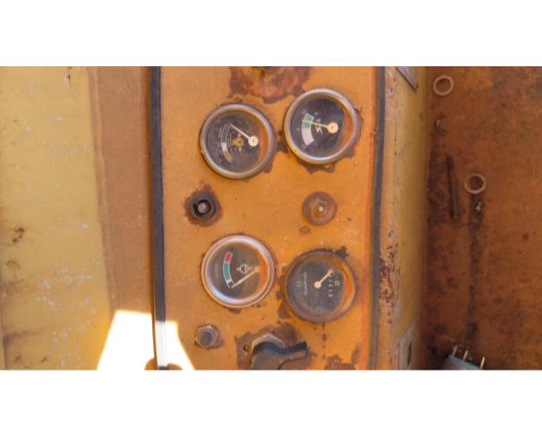 Foto de MOTONIVELADORA CATERPILLAR 120B, COR AMARELA, ANO 1989, NO ESTADO EM QUE SE ENCONTRA.