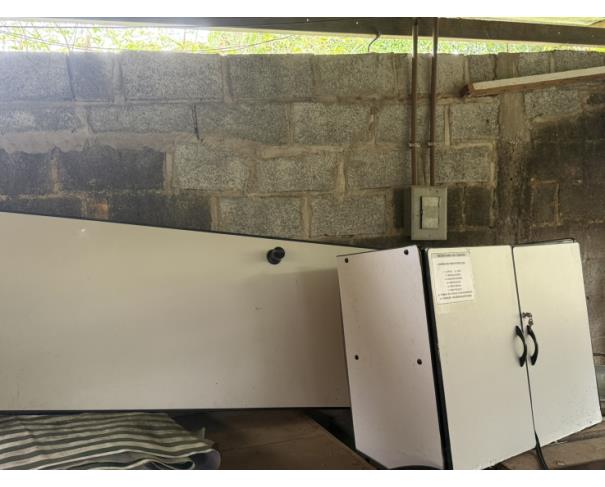 Foto de LOTE CONTENDO SUCATAS DIVERSAS, TAIS COMO: MATERIAL DE INFORMÁTICA, ELETRÔNICOS, CADEIRAS, ARMÁRIO, ENTRE OUTROS, NO ESTADO EM QUE SE ENCONTRAM. 