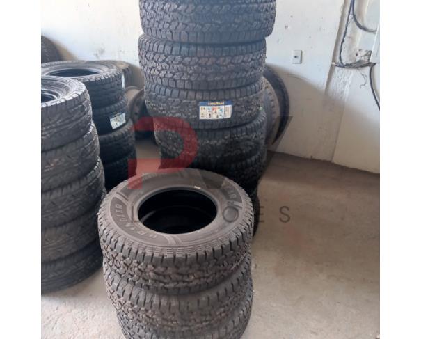 Foto de LOTE CONTENDO APROX. 29 PNEUS NOVOS SENDO: 16 PNEUS RADIAIS 265/70 R 16 DUNLOP; 10 PNEUS RADIAIS 265/70 R 16 GOODYEAR WRANGLER; 03 PNEUS RADIAIS 265/70 R 16 TOLEDO  CROSS; NO ESTADO EM QUE SE ENCONTRAM.