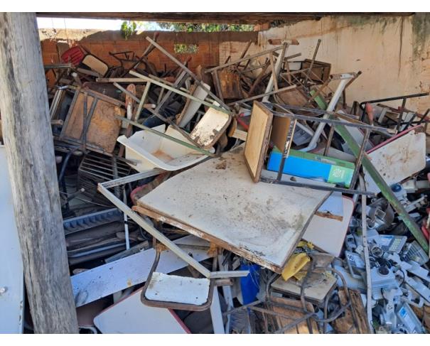 Foto de SUCATA DE QUEIPAMENTOS HOSPITALARES E MOBILIÁRIOS DE ESCRITÓRIO, NO ESTADO EM QUE S ENCONTRAM.