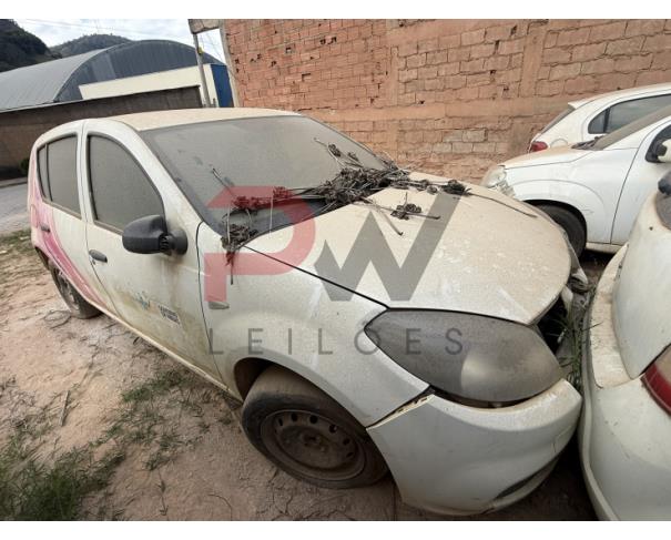 Foto de AUTOMOVEL RENAULT/SANDERO AUT1016V, ALCOOL/GASOLINA, BRANCA, 2013/2014, CHASSI: 93YBSR6RHEJ774291, RENAVAM: 00553453327, NO ESTADO EM QUE SE ENCONTRA.