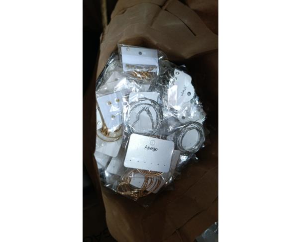 Foto de LOTE CONTENDO 3 MIL ITENS DE BIJUTERIAS, TAIS COMO BRINCOS, COLARES, BRACELETES E PIERCINGS, NO ESTADO EM QUE SE ENCONTRAM.