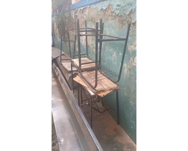 Foto de LOTE CONTENDO SUCATA DE ITENS DIVERSOS, TAIS COMO MATERIAIS DE INFORMÁTICA, CARTEIRAS ESCOLARES, ELETRODOMÉSTICOS, ENTRE OUTROS, NO ESTADO EM QUE SE ENCONTRA.