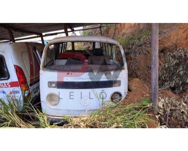 Foto de SUCATA DE KOMBI - ANTIGA PLACA HMM-4537, NO ESTADO EM QUE SE ENCONTRA.