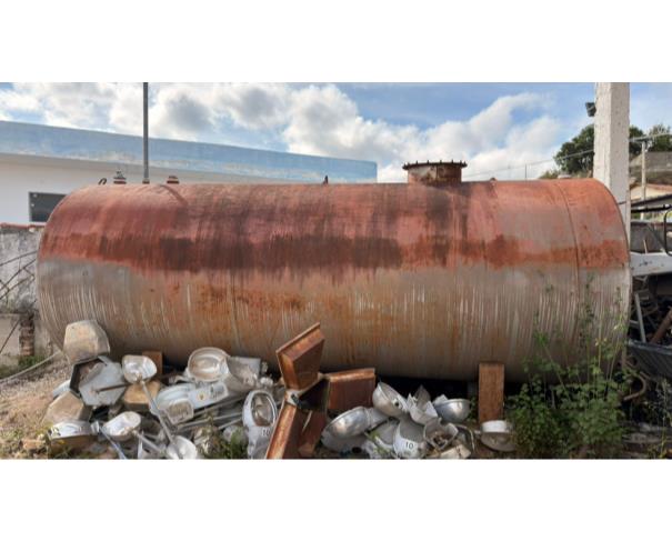 Foto de LOTE CONTENDO 03 TANQUES COM DIMENSÕES DE APROX. 5,10 x 1,90 x 1,80 | 6,10 x 1,80 | 5,45 x 1,90, NO ESTADO EM QUE SE ENCONTRA.