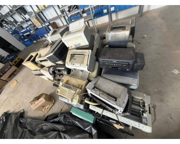 Foto de LOTE CONTENDO SUCATA DE MATERIAIS DE INFORMÁTICA, NO ESTADO EM QUE SE ENCONTRAM.