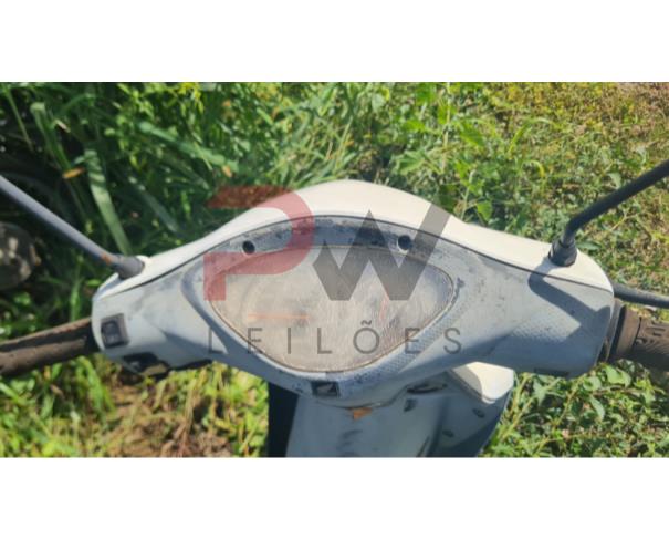Foto de  PASSAGEIRO / HONDA / BIZ 125 KS / Placa: HKG6193 / UF: MG / Município: Sete Lagoas / Ano fabricação: 2007 / Ano modelo: 2007 / Cor: BRANCA / Chassi: 9C2JA04108R024051 / Motor: JA04E18024051 / RENAVAM: 00110283392, NO ESTADO EM QUE SE ENCONTRA. 