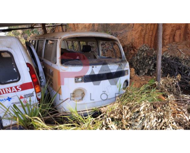 Foto de SUCATA DE KOMBI - ANTIGA PLACA HMM-4537, NO ESTADO EM QUE SE ENCONTRA.