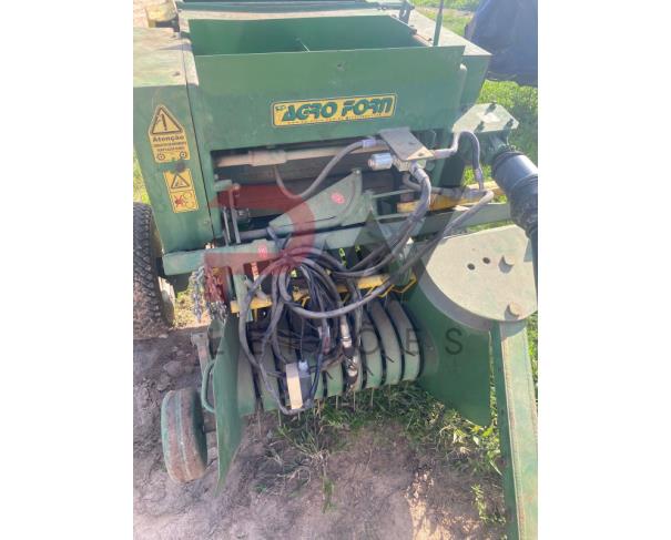 Foto de ANCINHO ESPARRAMADOR PARA FORRAGEM AF320 e ENFARDADEIRA DE CÂMARA FIXA AGRO FORN AF60, NO ESTADO EM QUE SE ENCONTRA.