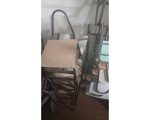 Foto de LOTE CONTENDO SUCATA DE ITENS DIVERSOS, TAIS COMO MATERIAIS DE INFORMÁTICA, CARTEIRAS ESCOLARES, ELETRODOMÉSTICOS, ENTRE OUTROS, NO ESTADO EM QUE SE ENCONTRA.