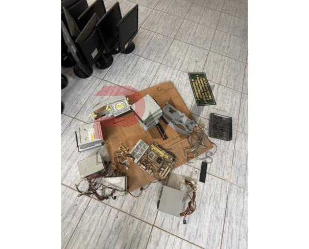 Foto de LOTE CONTENDO SUCATA DE DIVERSOS BENS, TAIS COMO: INFORMÁTICA, FREEZER VERTICAL, BEBEDOURO, AR-CONDICIONADO, ENTRE OUTROS, NO ESTADO EM QUE SE ENCONTRAM.