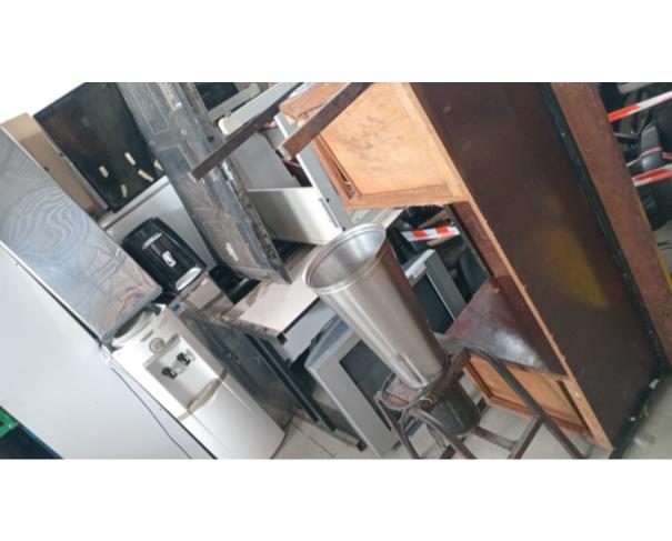 Foto de LOTE CONTENDO ELETRODOMÉSTICOS E ELETRÔNICOS, TAIS COMO: IMPRESSORAS, VENTILADORES, TVS, GELADEIRA, MÁQUINA DE LAVAR ROUPA, FREEZER, BEBEDOURO, MICRO-ONDAS, CAIXAS DE SOM, FOGÃO INDUSTRIAL, AR-CONDICIONADO, ENTRE OUTROS, NO ESTADO EM QUE SE ENCONTRA.