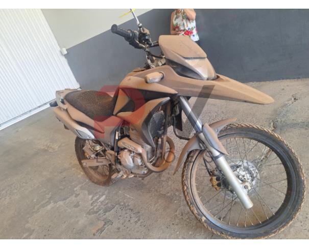 Foto de PASSAGEIRO / HONDA / XRE 300 / PLACA: EKI8861 / UF: BA / MUNICÍPIO: MORTUGABA / ANO FABRICAÇÃO: 2010 / ANO MODELO: 2010 / PRETA / CHASSI: 9C2ND0910AR017975 / MOTOR: ND09E1A017975 / RENAVAM: 00201160331, NO ESTADO EM QUE SE ENCONTRA.