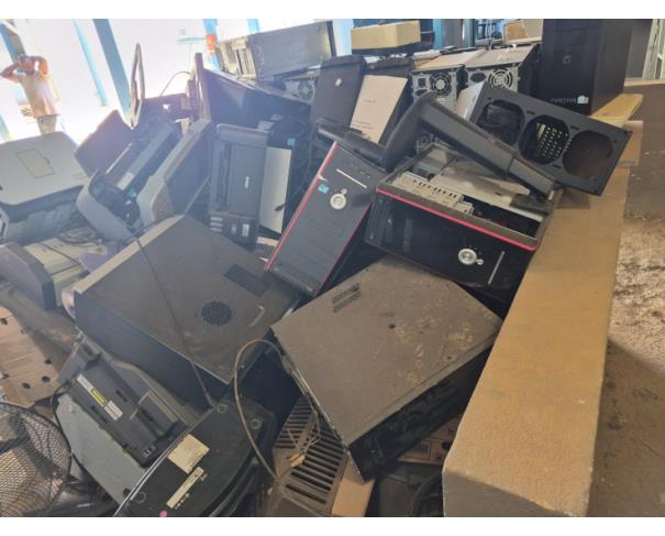 Foto de LOTE CONTENDO SUCATAS DE INFORMÁTICA, ELETRÔNICOS (COMPUTADORES, MONITORES, IMPRESSORAS, ELETRÔNICOS), ELETRODOMESTICOS (GELADEIRA, VENTILADORES, EXAUSTOR, BEBEDOUROS, FOGÕES, TV), DENTRE OUTROS, NO ESTADO EM QUE SE ENCONTRAM. 