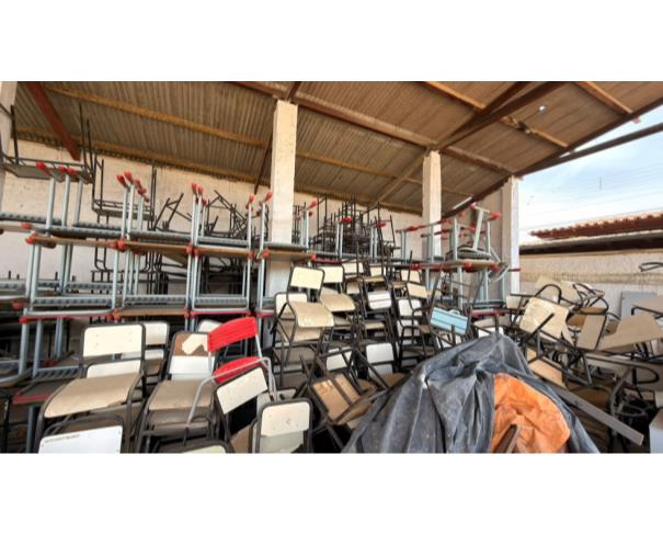 Foto de LOTE CONTENDO APROX. 450 CADEIRAS E CARTEIRAS ESCOLARES, NO ESTADO EM QUE SE ENCONTRA.