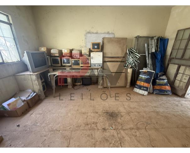 Foto de LOTE CONTENDO SUCATA DE  DIVERSOS BENS, TAIS COMO: MADEIRAS, ARMÁRIOS, COLCHONETES, CADEIRAS, MESAS ESCOLARES, EXTINTORES, VENTILADORES, CADEIRAS DE RODAS, MACAS, BALANÇAS, ENTRE OUTROS, NO ESTADO EM QUE SE ENCONTRAM.