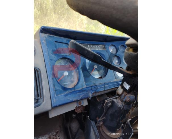 Foto de CARGA / CAMINHAO VW/8.150, 2000/2000, DIESEL, CHASSI: 9BWV2VD23YRY05528, RENAVAM: 00736861688, NO ESTADO EM QUE SE ENCONTRA. MOTOR AVARIADO. ESTA SEM UMA RODA DIANTEIRA.
